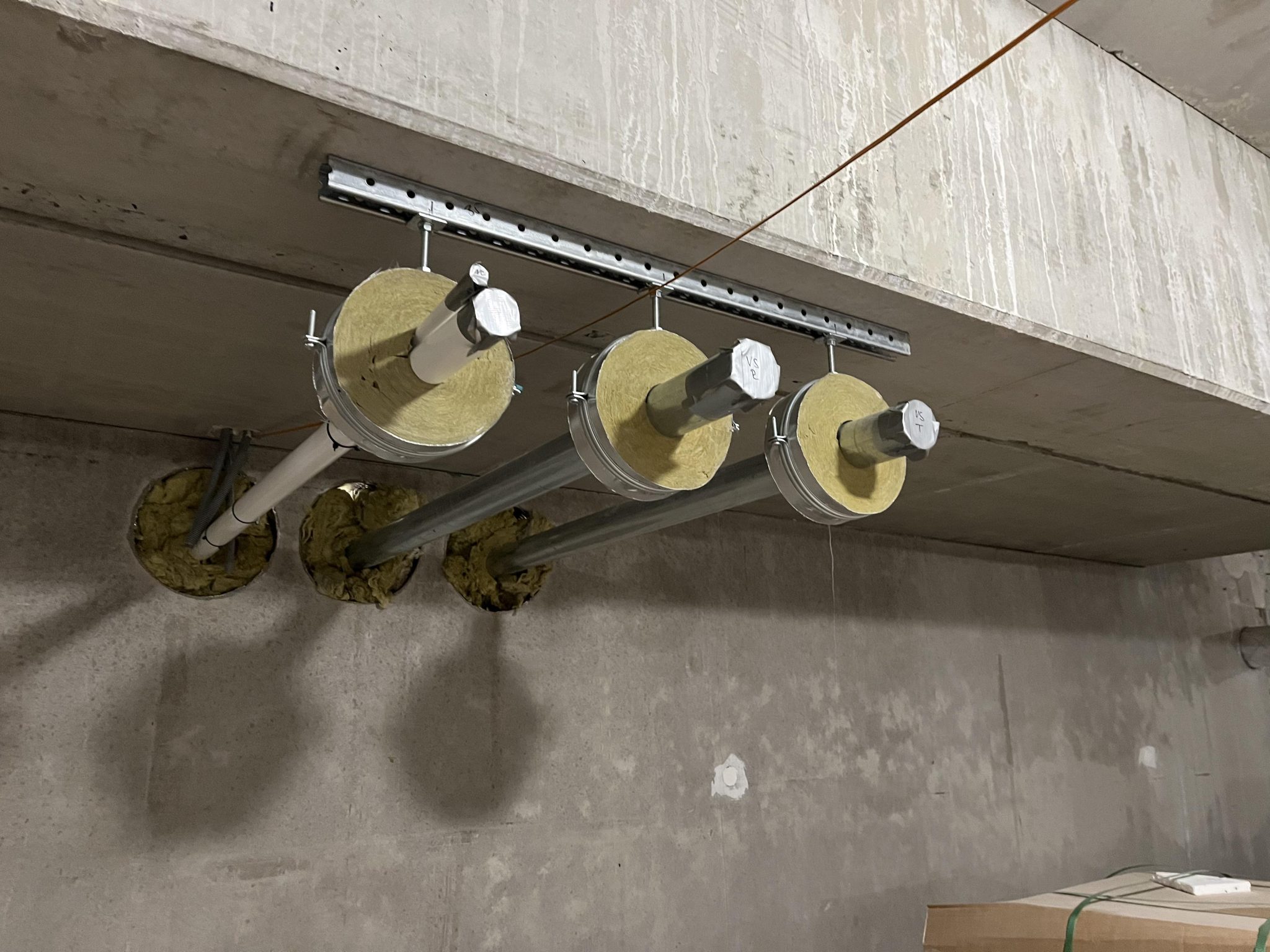 Distansskålar med klamsvep – Uppsala Isolering